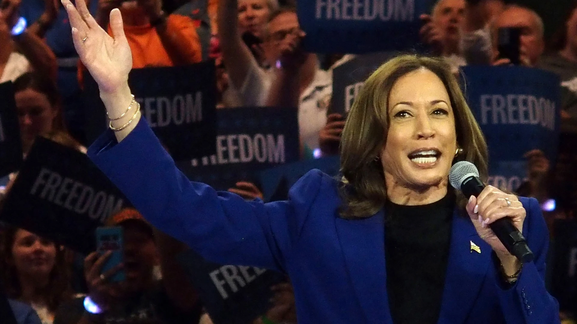 La vicepresidenta de EEUU y candidata demócrata, Kamala Harris, en la convención en Chicago