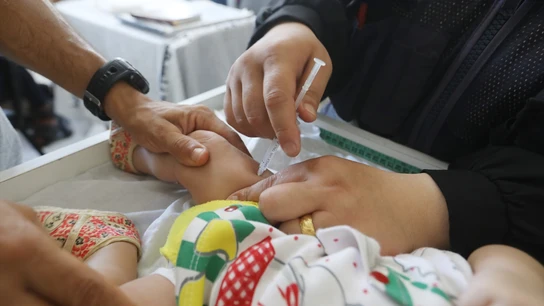 Un bebé es vacunado en el centro médico de Al Zawaida, en el centro de Gaza, el 25 de julio de 2024 Un bebé es vacunado en el centro médico de Al Zawaida, en el centro de Gaza, el 25 de julio de 2024
