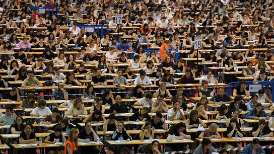 ¿Qué debes saber del PIR 2025?: número de plazas, requisitos, fechas, exámenes  Candidatos realizando un examen de oposición