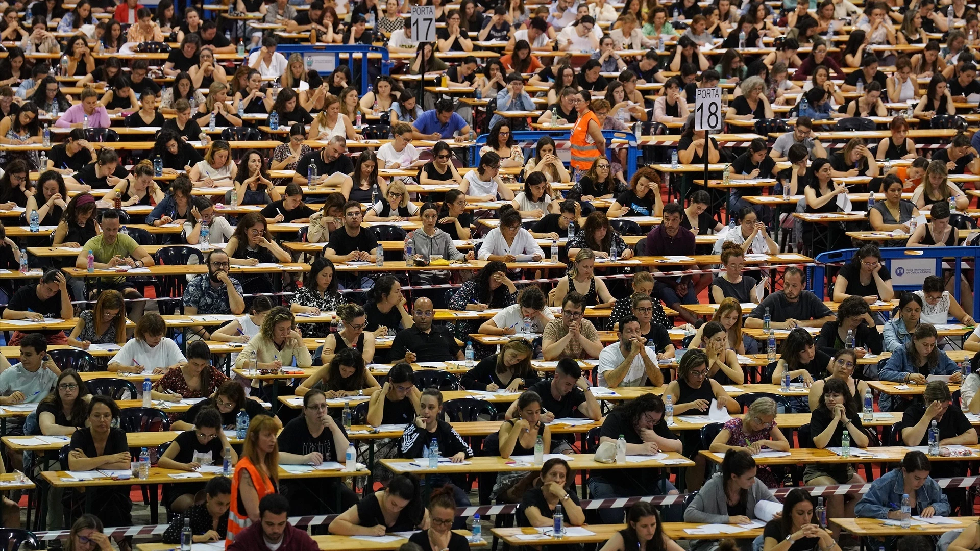 Candidatos realizando un examen de oposición