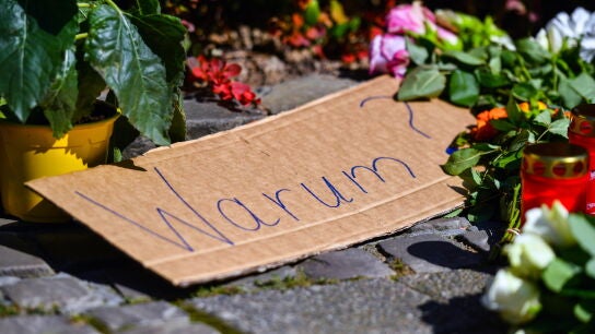 Un cartel con el mensaje '&iquest;Por qu&eacute;?' en alem&aacute;n tras el ataque con cuchillo en Solingen (Alemania)