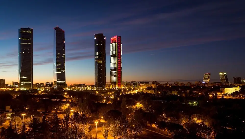 Skyline de Madrid con las cuatro torres y las torres Kio al fondo Skyline de Madrid con las cuatro torres y las torres Kio al fondo