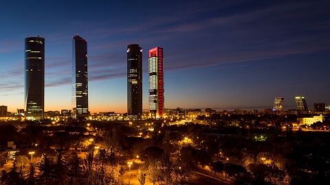 Skyline de Madrid con las cuatro torres y las torres Kio al fondo