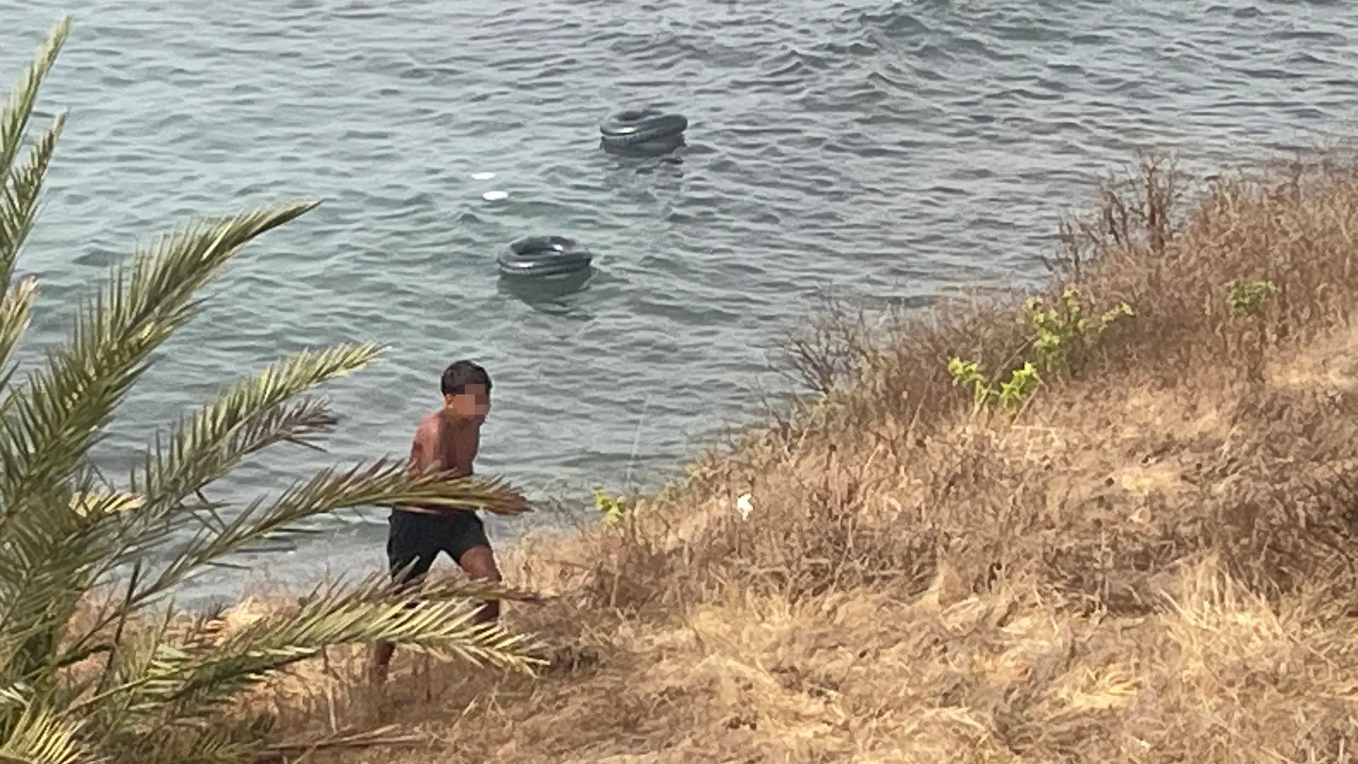 Menores migrantes llegando en flotador a Ceuta