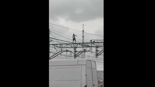 El joven que se ha subido a una catenaria obligando a suspender la circulación de trenes entre València y Alfafa El joven que se ha subido a una catenaria obligando a suspender la circulación de trenes entre València y Alfafa