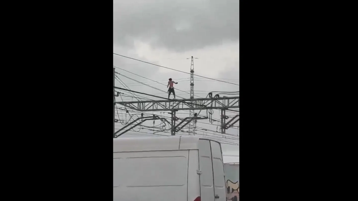 El joven que se ha subido a una catenaria obligando a suspender la circulación de trenes entre València y Alfafa El joven que se ha subido a una catenaria obligando a suspender la circulación de trenes entre València y Alfafa