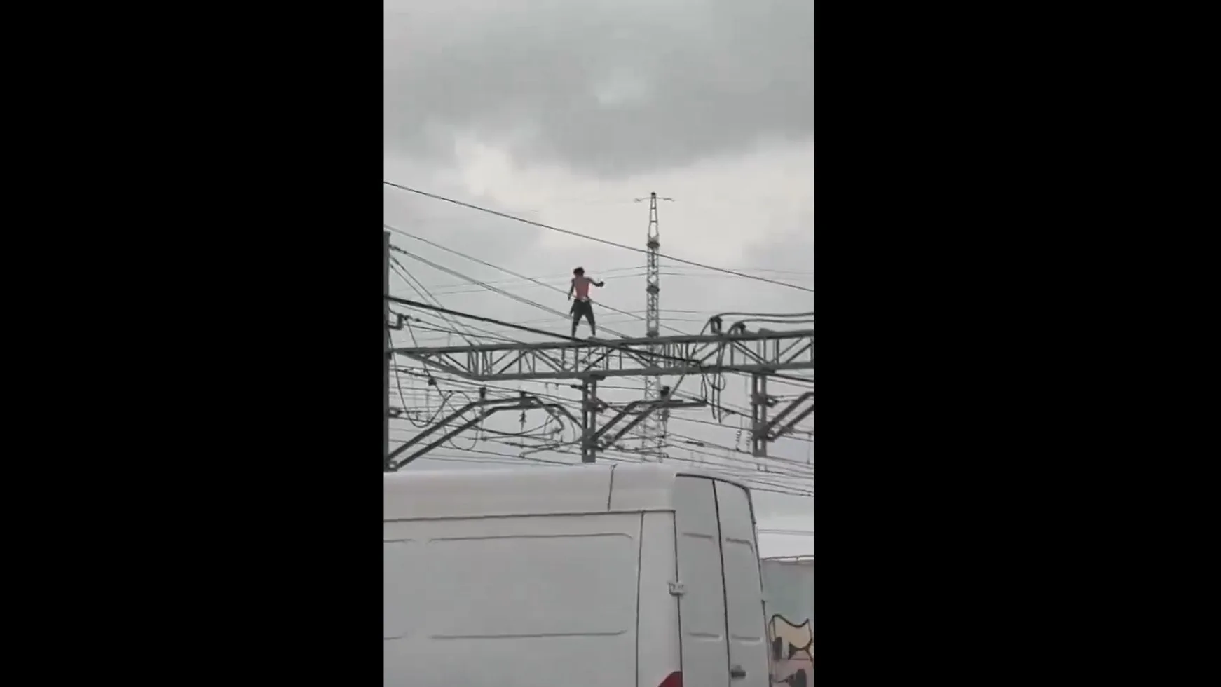 El joven que se ha subido a una catenaria obligando a suspender la circulación de trenes entre València y Alfafa