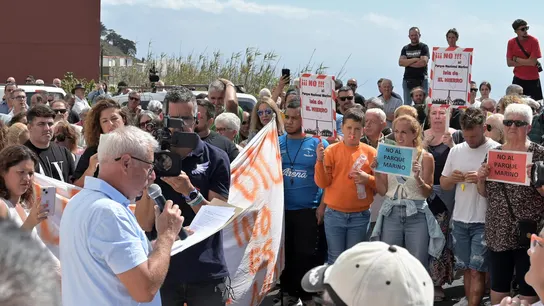 asistentes a la manifestación ciudadana convocada por la Plataforma de Afectados por el Parque Nacional Marino de El Hierro este sábado. asistentes a la manifestación ciudadana convocada por la Plataforma de Afectados por el Parque Nacional Marino de El Hierro este sábado.