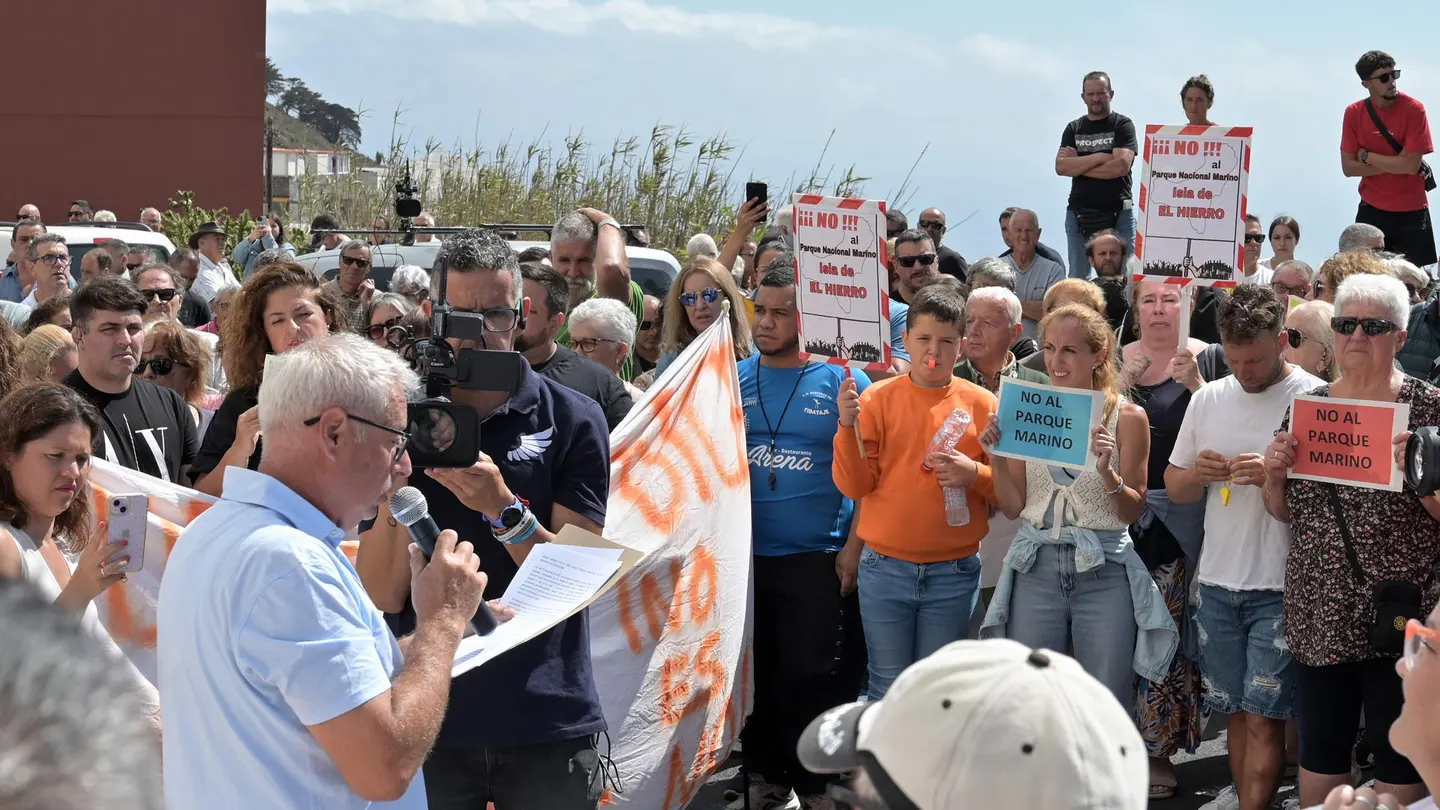 asistentes a la manifestación ciudadana convocada por la Plataforma de Afectados por el Parque Nacional Marino de El Hierro este sábado. asistentes a la manifestación ciudadana convocada por la Plataforma de Afectados por el Parque Nacional Marino de El Hierro este sábado.