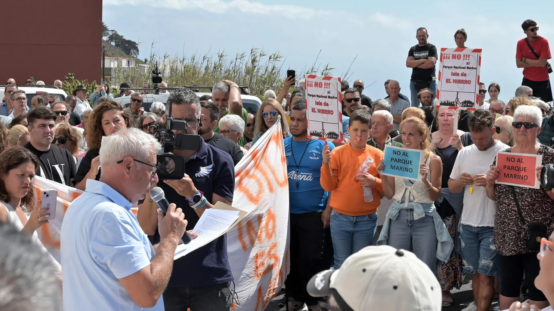 asistentes a la manifestación ciudadana convocada por la Plataforma de Afectados por el Parque Nacional Marino de El Hierro este sábado.