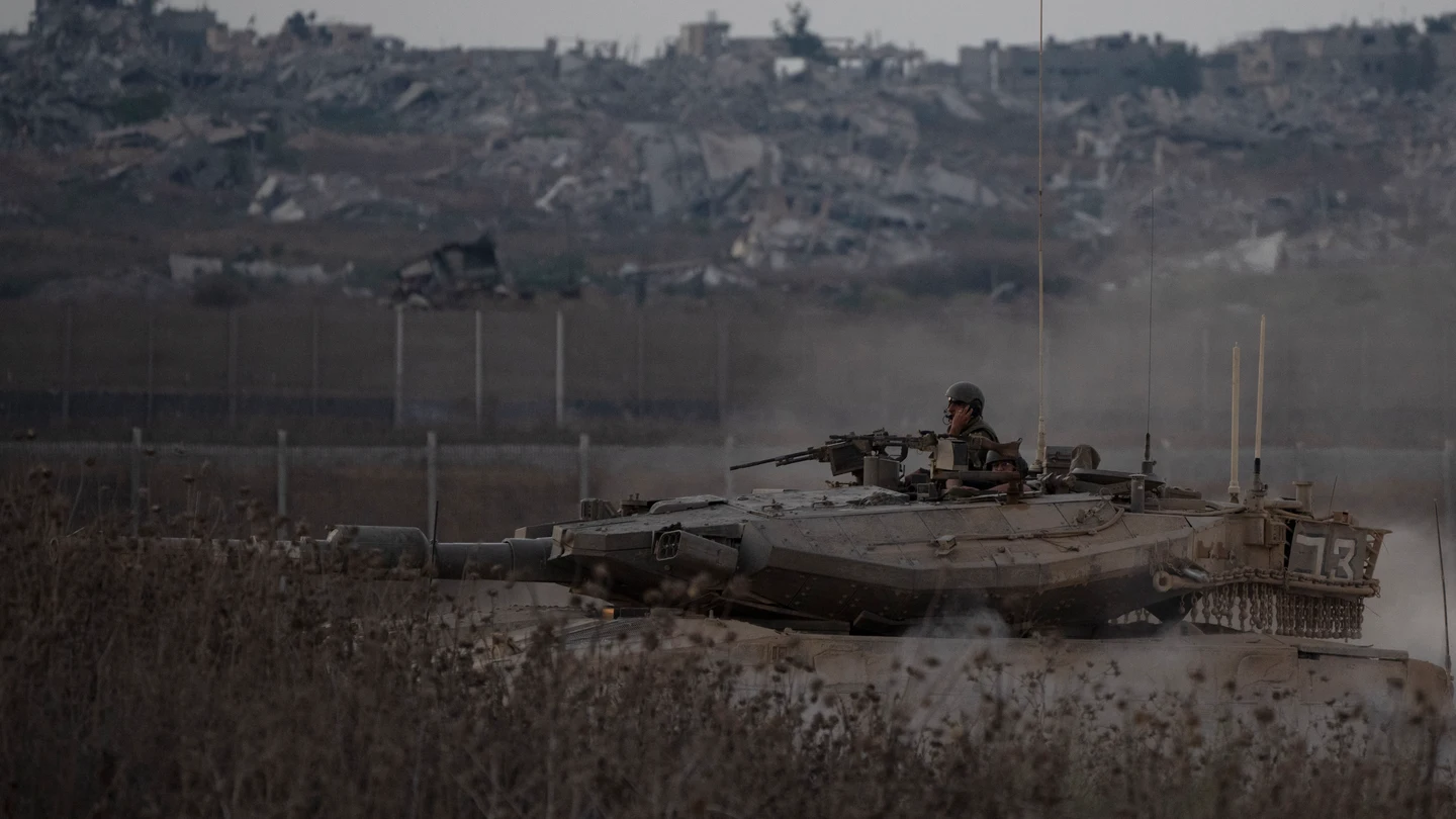 Un tanque del Ejército de Israel avanza por la Franja de Gaza Un tanque del Ejército de Israel avanza por la Franja de Gaza