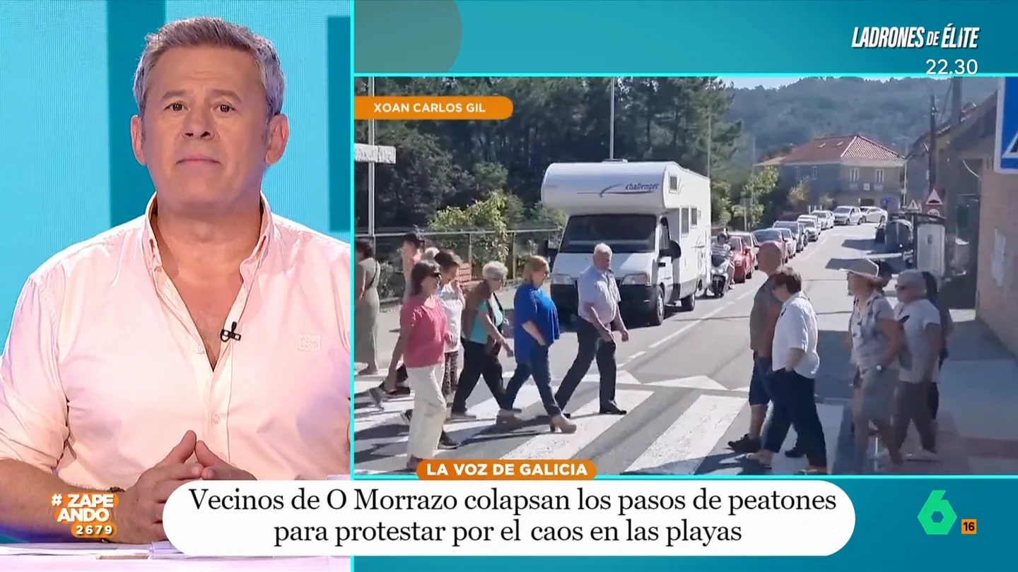 Unos vecinos utilizan una original manera para protestar contra el turismo: cruzar un paso de cebra sin parar Los vecinos de Cangas do Morrazo están hartos del exceso de turismo en su localidad y de que los turistas aparquen donde les de la gana por eso decidieron pasar a la acción de una manera muy efectiva.