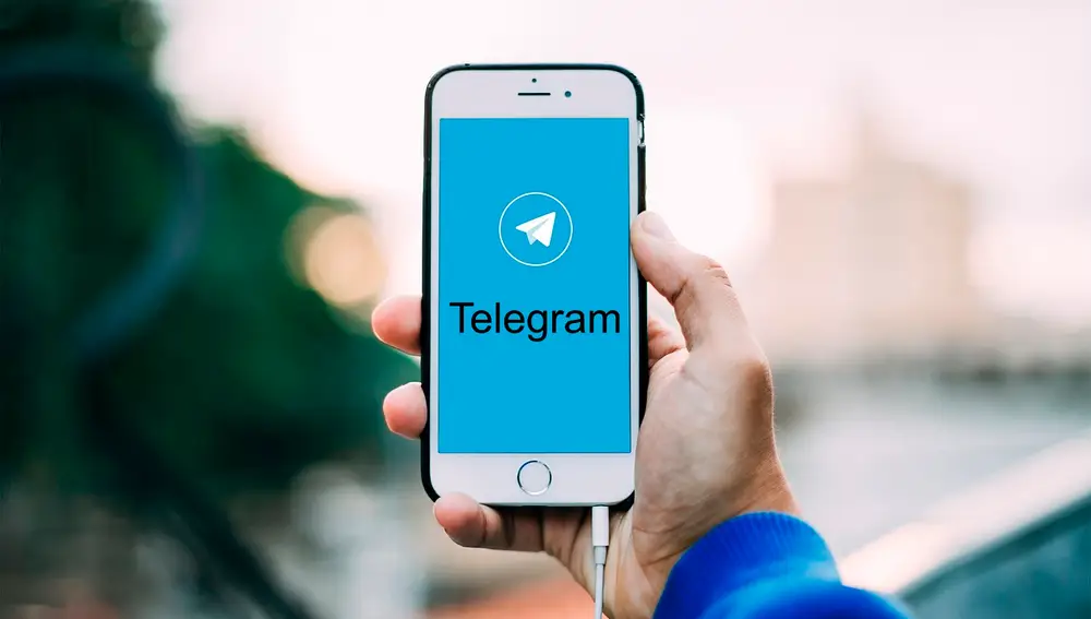 Imagen de un teléfono móvil usando Telegram Imagen de un teléfono móvil usando Telegram