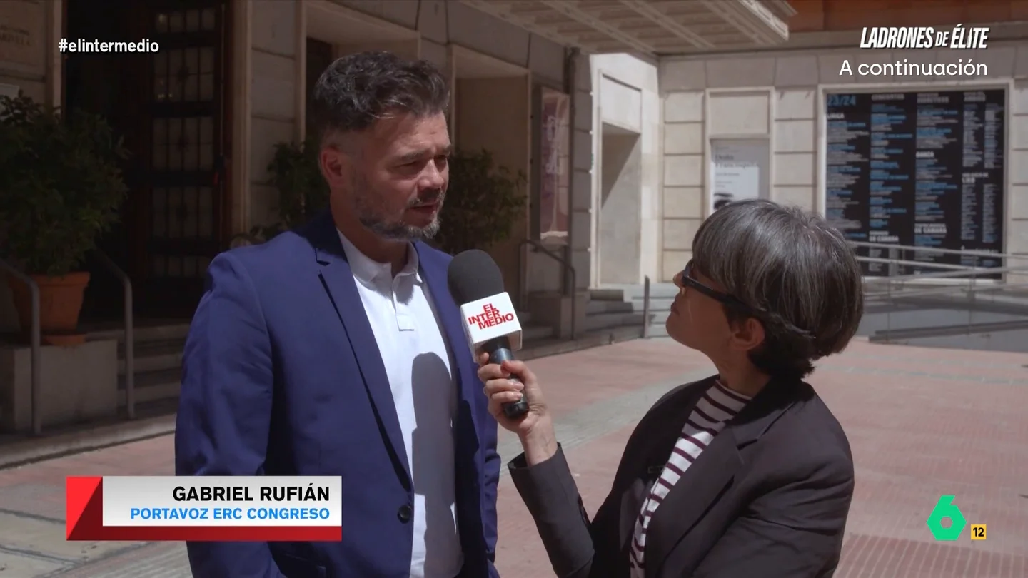 Gabriel Rufián desvela a Thais Villas qué asignatura se le daba peor en el instituto: "Copiando saqué un 0,7" Thais Villas ha visitado el Congreso de los Diputados para conocer cómo eran sus señorías cuando iban al colegio. ¿Eran estudiosos o más bien solían suspender? ¿Cuál era su asignatura favorita? Descubre sus respuestas en el vídeo principal.
