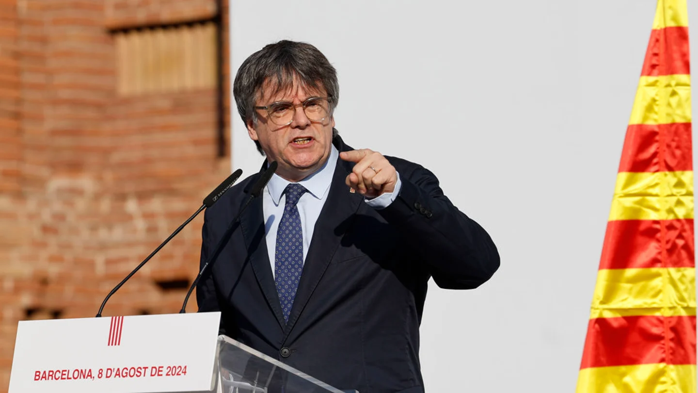 Imagen de archivo del pasado 8 de agosto del expresidente catalán Carles Puigdemont en Barcelona junto al Parlament tras casi siete años huido en el extranjero. EFE/ Alberto Estevez Imagen de archivo del pasado 8 de agosto del expresidente catalán Carles Puigdemont en Barcelona junto al Parlament tras casi siete años huido en el extranjero. EFE/ Alberto Estevez