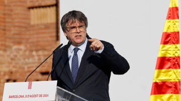 Imagen de archivo del pasado 8 de agosto del expresidente catalán Carles Puigdemont en Barcelona junto al Parlament tras casi siete años huido en el extranjero. EFE/ Alberto Estevez