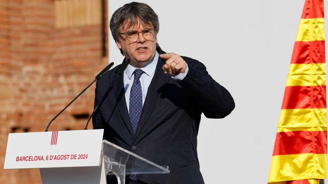 Imagen de archivo del pasado 8 de agosto del expresidente catalán Carles Puigdemont en Barcelona junto al Parlament tras casi siete años huido en el extranjero. EFE/ Alberto Estevez