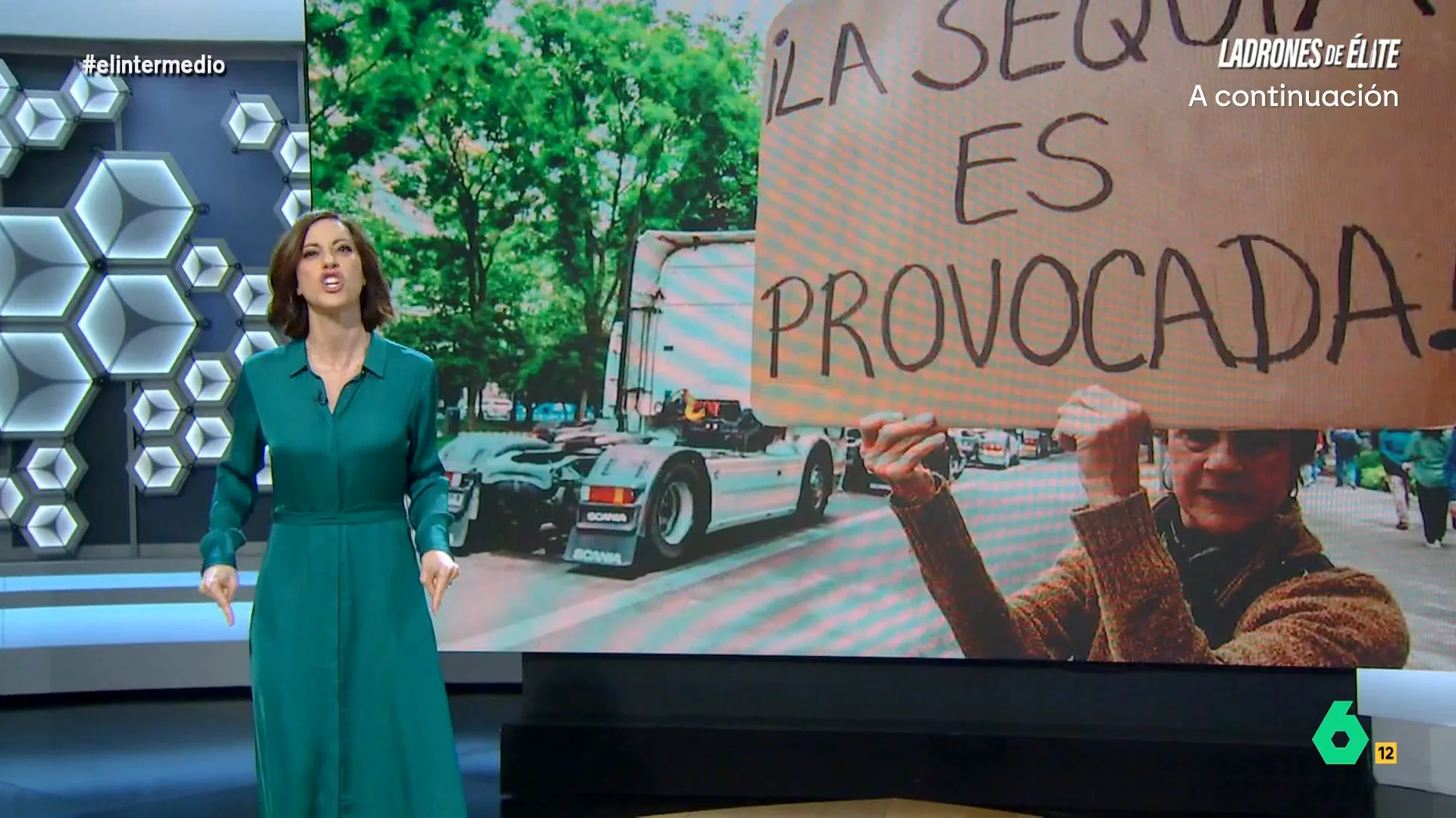 La colaborada de El Intermedio se sumó a las manifestaciones de varias personas que consideran que la sequía está provocada por el gobierno o que creen que las estelas de los aviones lanzan sustancias tóxicas. 