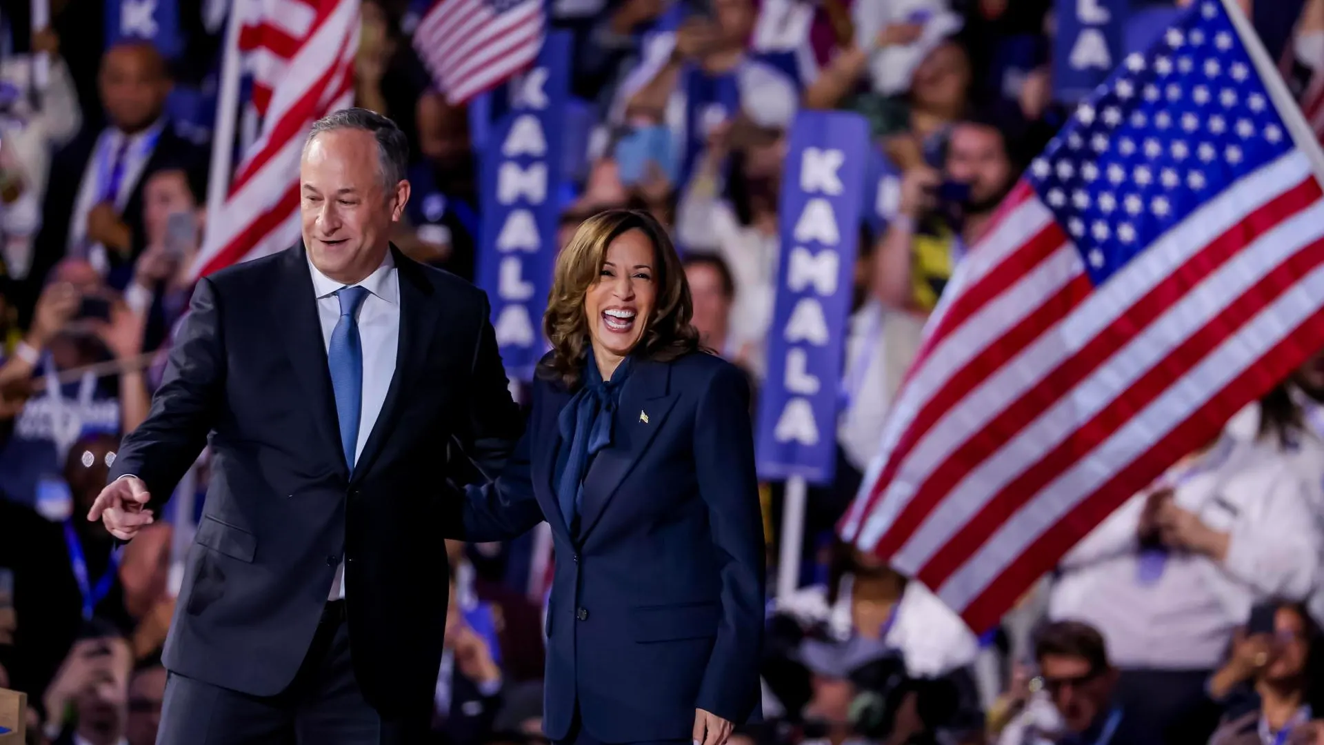 La candidata presidencial demócrata y vicepresidenta de Estados Unidos, Kamala Harris, y su esposo, Doug Emhoff (izquierda), en el escenario después de que Harris hablara durante la última noche de la Convención Nacional Demócrata (DNC). 