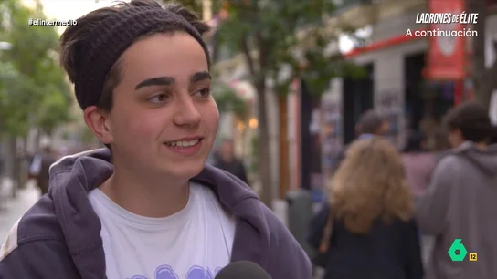 La tajante respuesta de un joven cuando le preguntan si iría a la guerra por España "Yo por mucho que quiera a España, pues no iría. Para eso está gente especializada como los militares", comentaba una chica en la encuesta de este vídeo, donde El Intermedio preguntaba a los jóvenes si estarían dispuestos a ir a la guerra por España.