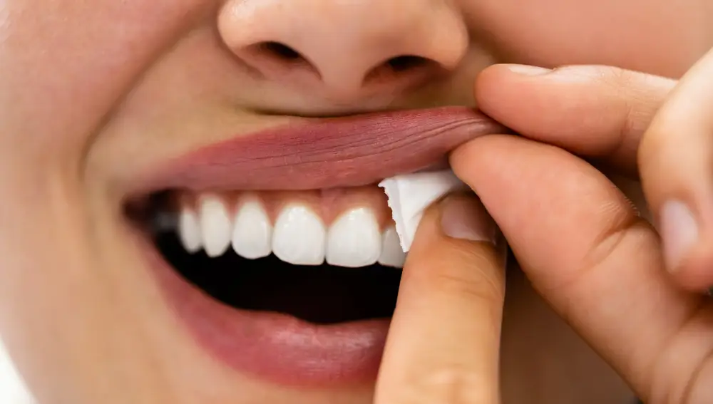 El snus es una bolsa de nicotina que se coloca entre la encía y el labio superior El snus es una bolsa de nicotina que se coloca entre la encía y el labio superior