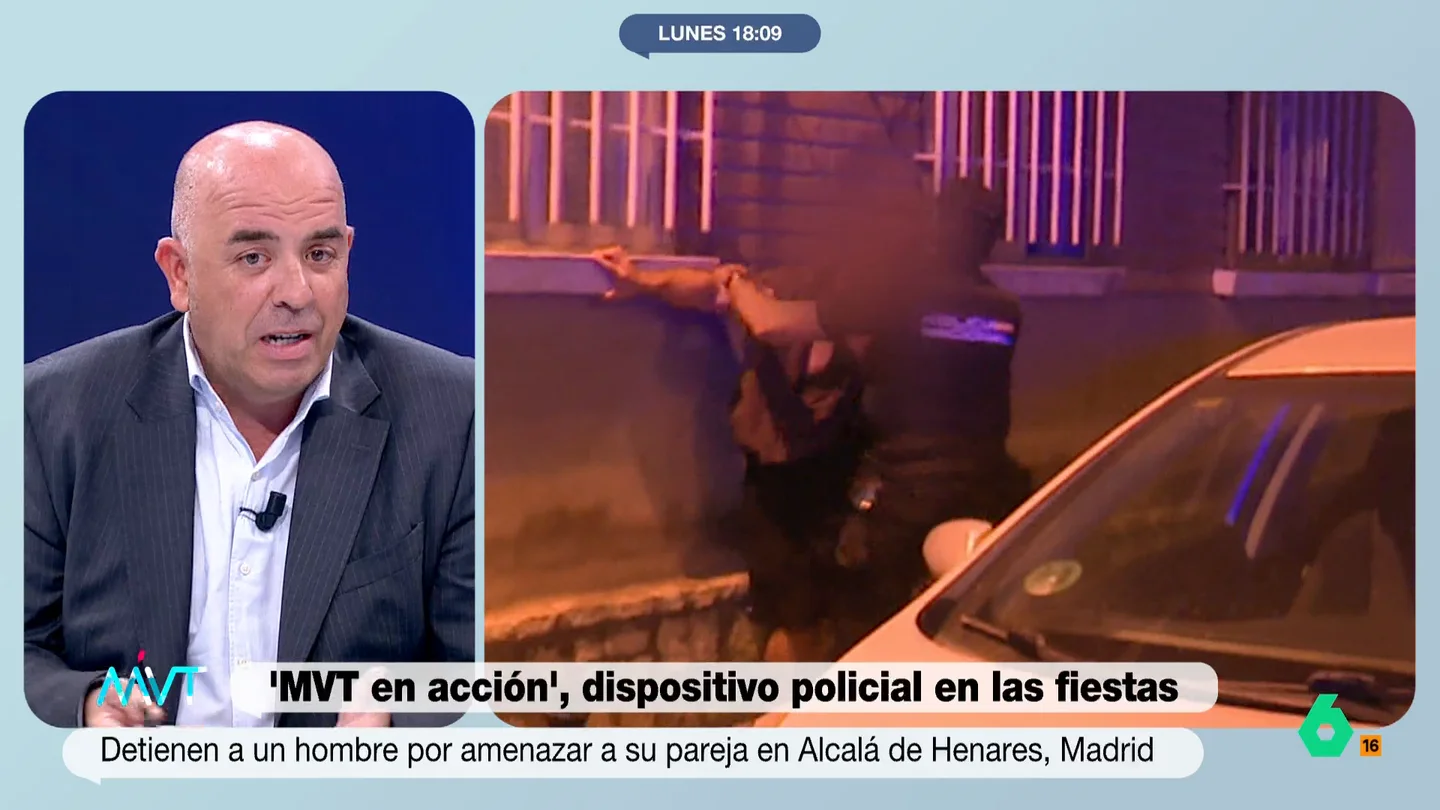 Medina ponen en duda la actuación policial al no detener a un hombre por amenazar a su mujer Juan Manuel Medina reacciona a la detención y puesta en libertad de un hombre tras amenazar a su mujer captada por las cámaras de Más Vale Tarde y asegura que el protocolo, según la ley de Protección a la Mujer es la "detención inmediata".