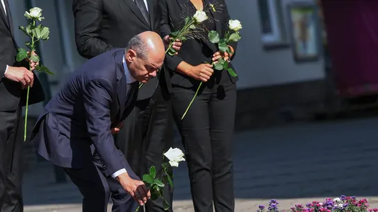 El canciller Olaf Scholz deposita flores en el lugar del atentado de Solingen.  El canciller Olaf Scholz deposita flores en el lugar del atentado de Solingen.