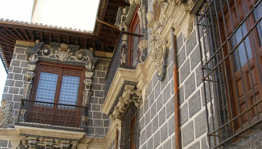Detalle de la fachada del palacio de la Madraza Detalle de la fachada del palacio de la Madraza