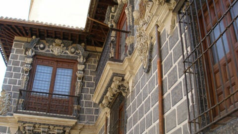 Detalle de la fachada del palacio de la Madraza