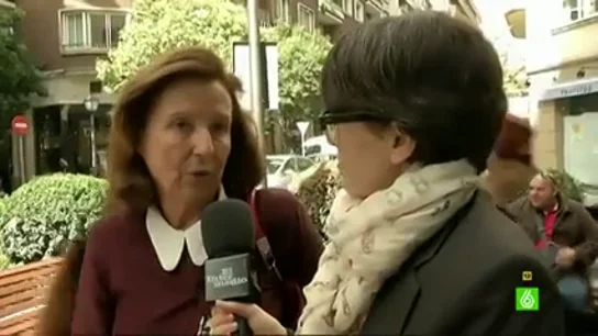 Thais Villas hablando con una vecina del barrio de Salamanca Thais Villas hablando con una vecina del barrio de Salamanca