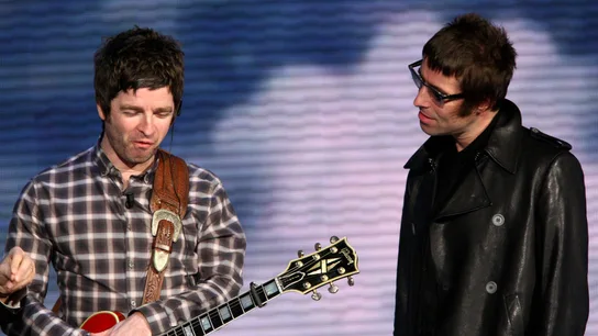 El misterioso mensaje de Oasis que alimenta los rumores sobre la vuelta de los hermanos Gallagher Noel Gallagher y Liam Gallagher, de Oasis, durante su actuación en 2008 en Milán, Italia.