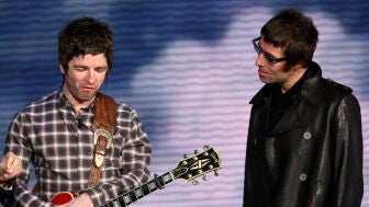 Noel Gallagher y Liam Gallagher, de Oasis, durante su actuaci&oacute;n en 2008 en Mil&aacute;n, Italia.