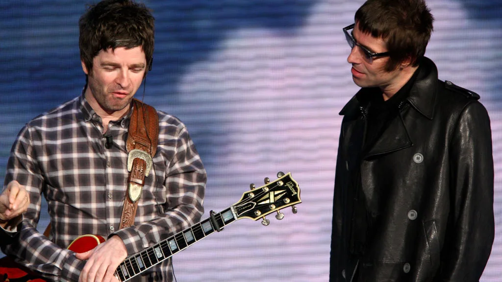 Noel Gallagher y Liam Gallagher, de Oasis, durante su actuación en 2008 en Milán, Italia.