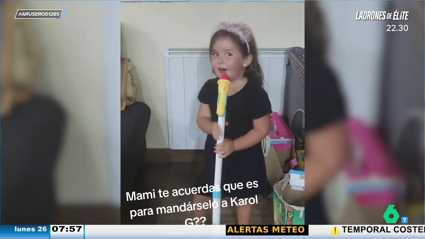 "Mami, ¿te acuerdas de que es para mandarla a Karol G?": el tierno vídeo viral de una pequeña cantando por 'La Bichota' "Mami, ¿te acuerdas de que es para mandarla a Karol G?": el tierno vídeo viral de una pequeña cantando por 'La Bichota'