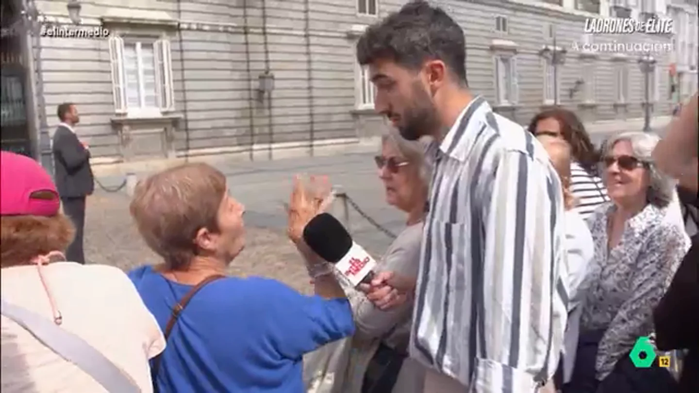 Una mujer critica el trabajo de Isma Juárez en el décimo aniversario de la coronación de Felipe VI: "Analice usted como periodista" Una mujer critica el trabajo de Isma Juárez en el décimo aniversario de la coronación de Felipe VI: "Analice usted como periodista"