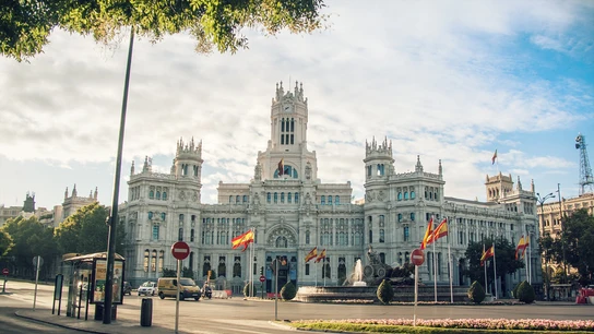 Nuevas oposiciones al Ayuntamiento de Madrid: especialidades, requisitos, exámenes y plazos Fachada del Ayuntamiento de Madrid