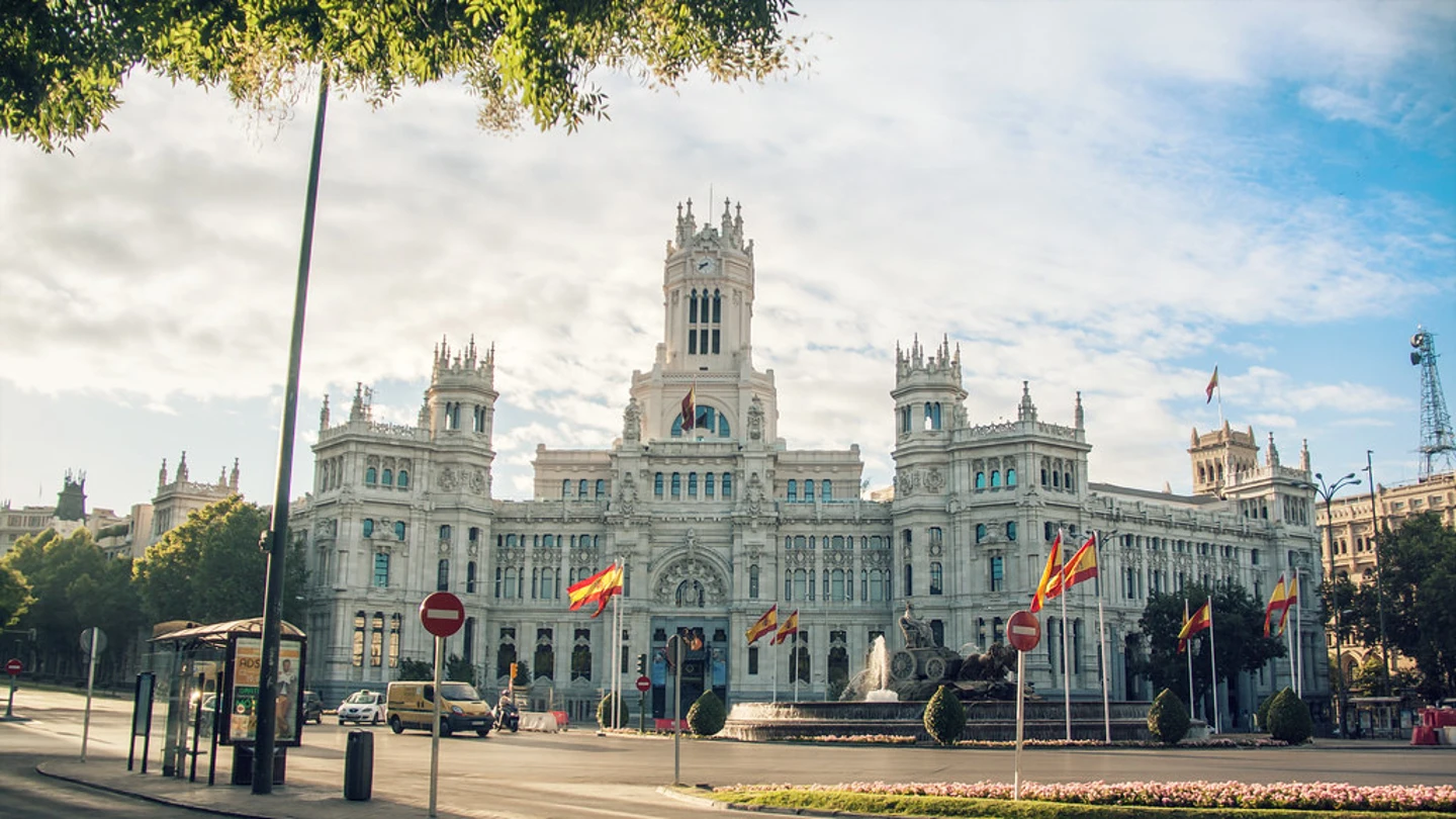 Nuevas oposiciones al Ayuntamiento de Madrid: especialidades, requisitos, exámenes y plazos Fachada del Ayuntamiento de Madrid
