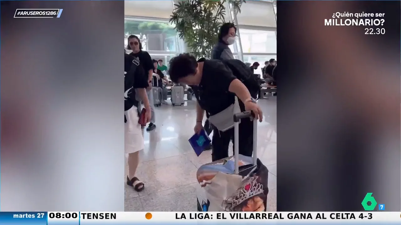 La reacción de una madre al ver que su hija le ha regalado una maleta con su cara: "Ha buscado la peor foto"