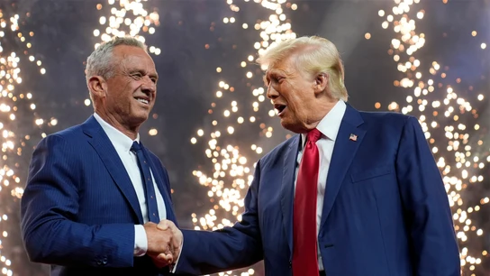 Robert F. Kennedy Jr. y Donald Trump se dan la mano durante un mitin de campaña en Arizona Robert F. Kennedy Jr. y Donald Trump se dan la mano durante un mitin de campaña en Arizona