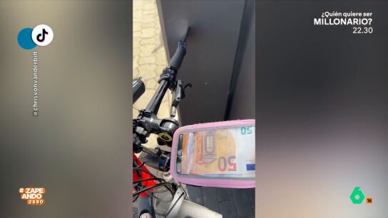 Un influencer demuestra c&oacute;mo de honrados son los alemanes dejando varios objetos de lujo en la calle