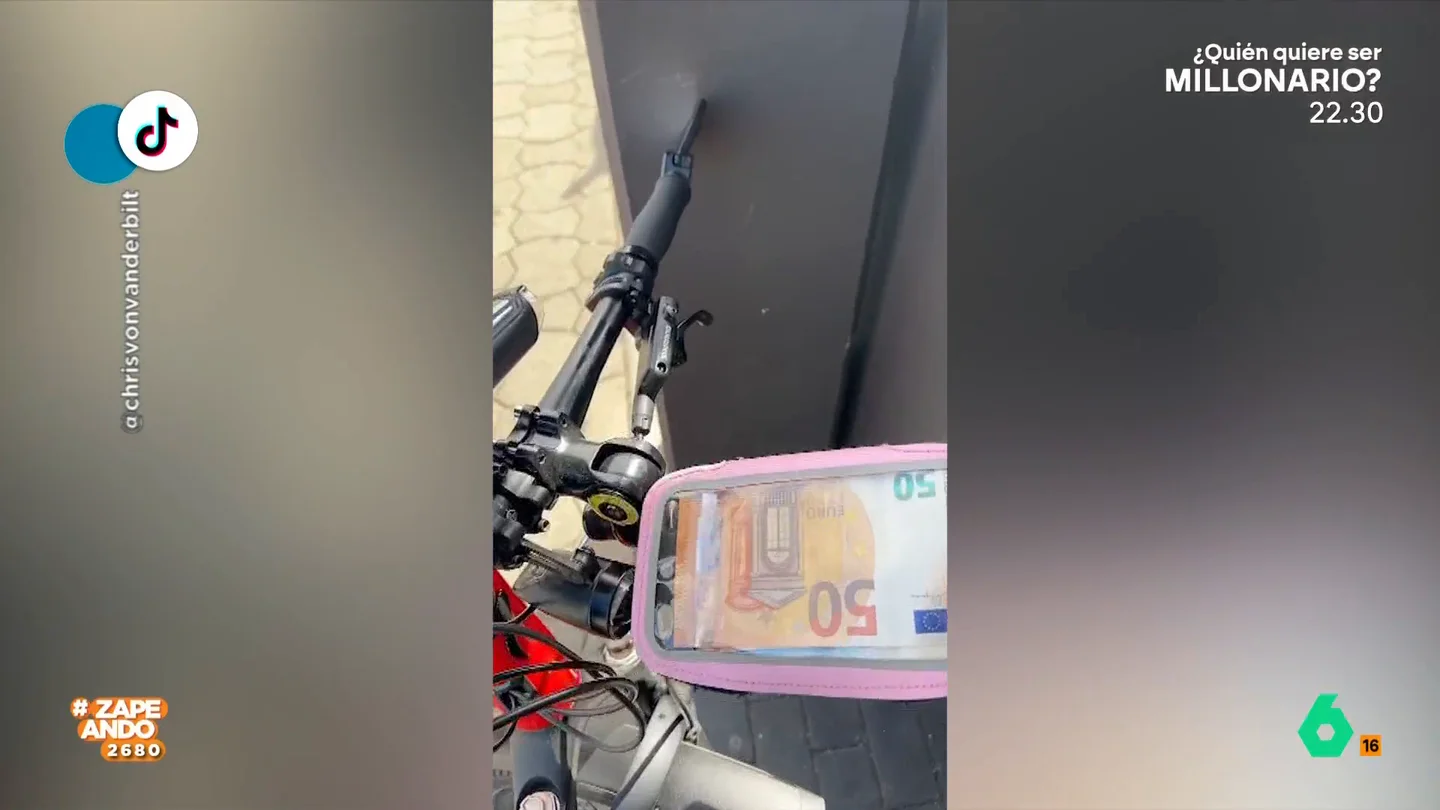 Un influencer demuestra cómo de honrados son los alemanes dejando varios objetos de lujo en la calle Un influencer demuestra cómo de honrados son los alemanes dejando varios objetos de lujo en la calle