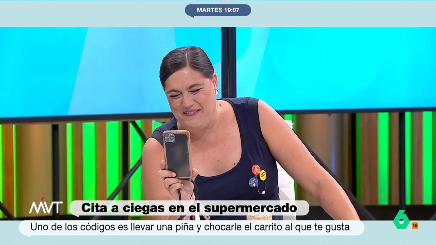 La broma de la madre de Loreto Ochando sobre ligar en supermercados: "Ya sé por qué tu padre viene con botes de judías" La broma de la madre de Loreto Ochando sobre ligar en supermercados: "Ya sé por qué tu padre viene con botes de judías"