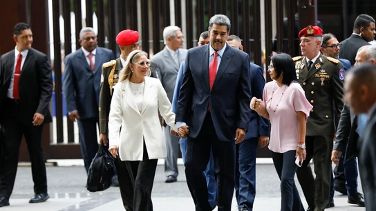 Nicolás Maduro, acompañado de su mujer, Cilia Flores (i), y de Delcy Rodríguez (d) Nicolás Maduro, acompañado de su mujer, Cilia Flores (i), y de Delcy Rodríguez (d)