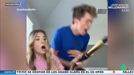 Un novio se quema la mano, sin querer, al utilizar el rizador de pelo de su novia como micrófono Un novio se quema la mano, sin querer, al utilizar el rizador de pelo de su novia como micrófono