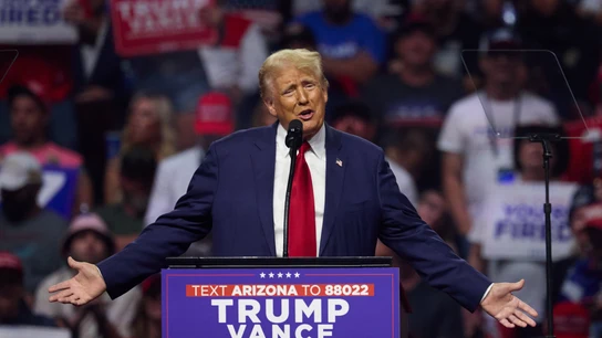 Donald Trump confirma un acuerdo con Kamala Harris para celebrar el debate electoral el 10 de septiembre  El candidato presidencial republicano Donald J. Trump habla en un mitin electoral en el Desert Diamond Arena en Glendale, Arizona, EE. UU., el 23 de agosto de 2024. EFE/EPA/Allison Dinner