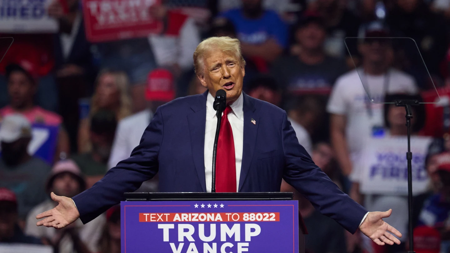 Donald Trump confirma un acuerdo con Kamala Harris para celebrar el debate electoral el 10 de septiembre El candidato presidencial republicano Donald J. Trump habla en un mitin electoral en el Desert Diamond Arena en Glendale, Arizona, EE. UU., el 23 de agosto de 2024. EFE/EPA/Allison Dinner