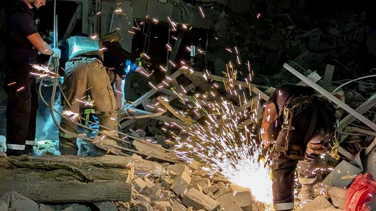 Los rescatistas ucranianos trabajando en el lugar del ataque con cohetes en Krivói Rog Los rescatistas ucranianos trabajando en el lugar del ataque con cohetes en Krivói Rog