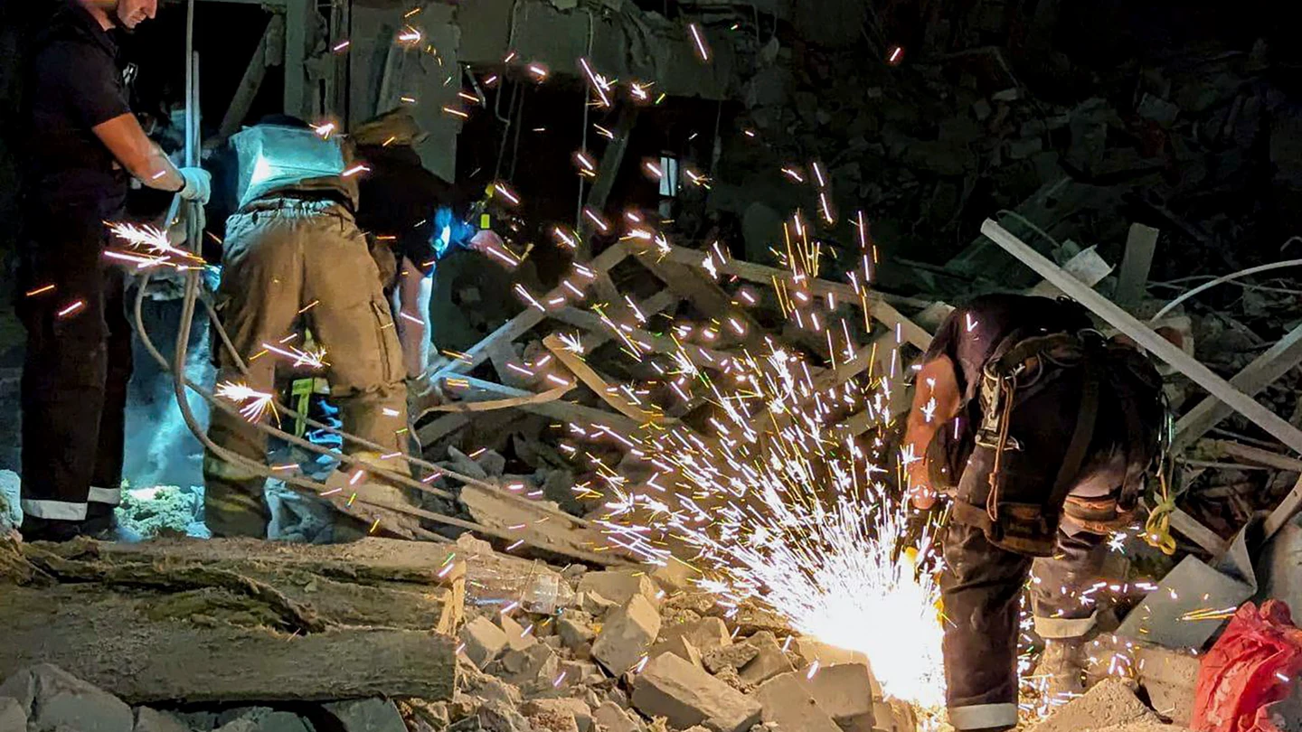 Los rescatistas ucranianos trabajando en el lugar del ataque con cohetes en Krivói Rog Los rescatistas ucranianos trabajando en el lugar del ataque con cohetes en Krivói Rog