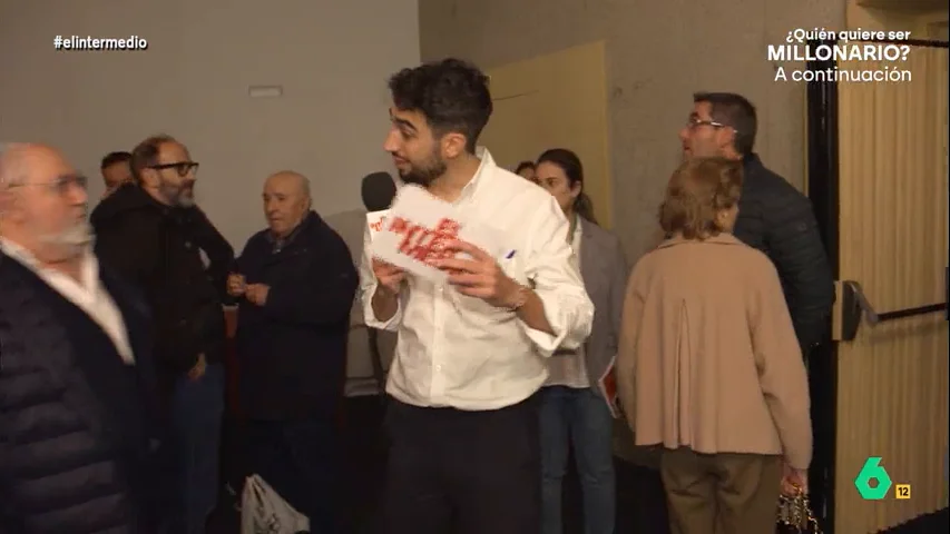 En este vídeo, que ahora recupera El Intermedio, Isma Juárez asistía al foro de la amnistía con la intención de que Mariano Rajoy le ayudara a hacer la Quiniela. Además, hablaba con políticos como Edmundo Bal y conseguía que le regalaran un libro.