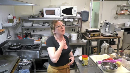La cocinera de Bámbola sube la música en pleno servicio: "Me he tenido que poner a mi Merche para desfogar" La cocinera de Bámbola sube la música en pleno servicio: "Me he tenido que poner a mi Merche para desfogar"